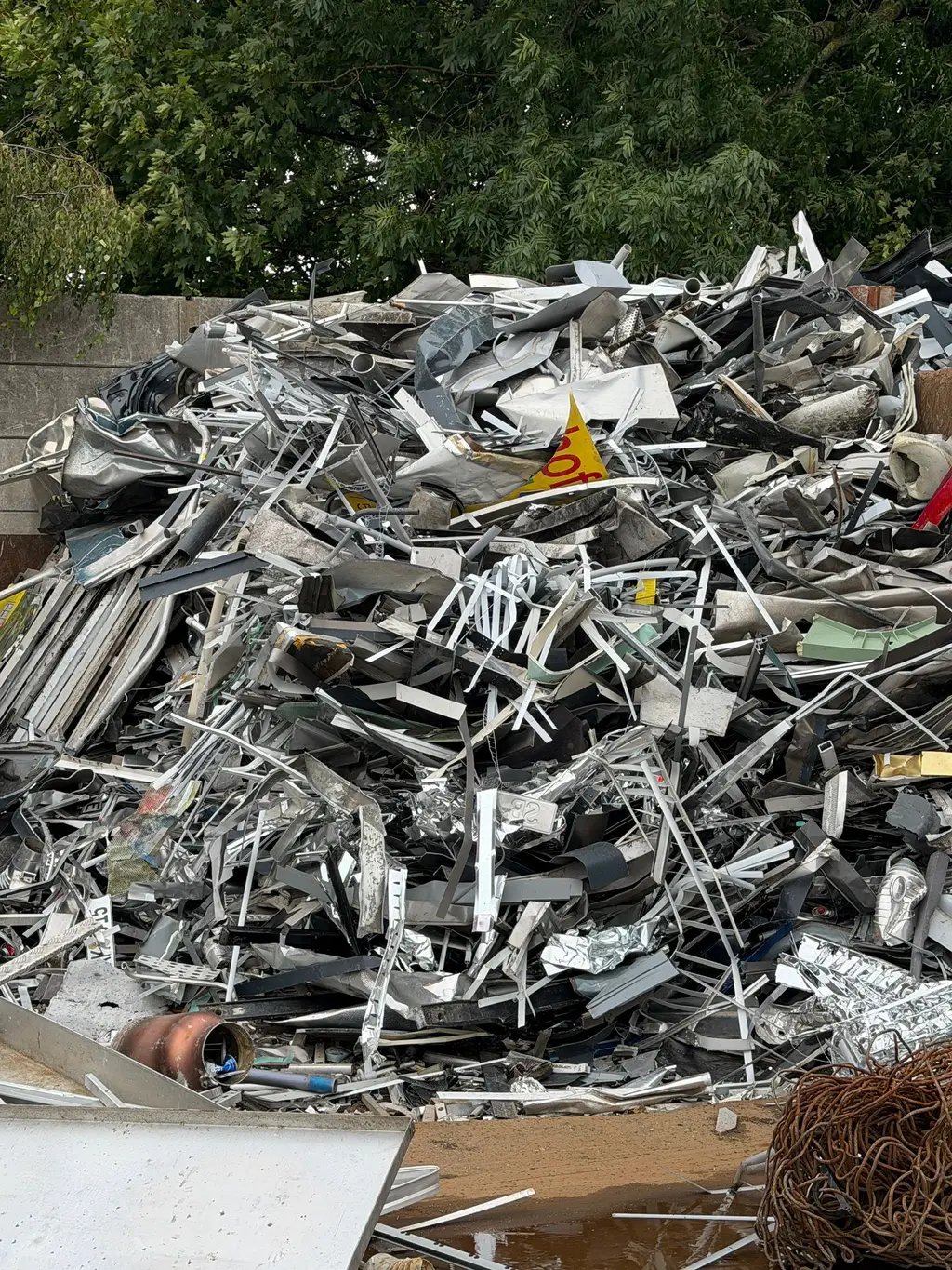 Große Halde aus Aluminiumschrott mit Profilen, Blechen und Guss auf dem Betriebsgelände