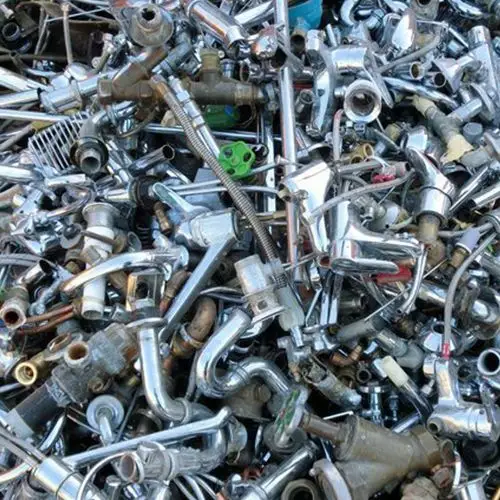 Messingarmaturen und verchromte Fittings aus Sanitärdemontagen in einem Sammelbehälter