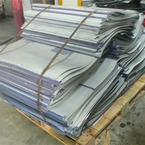 Gebündelte Offset-Druckplatten aus Aluminium, auf Paletten gestapelt und mit Bändern gesichert